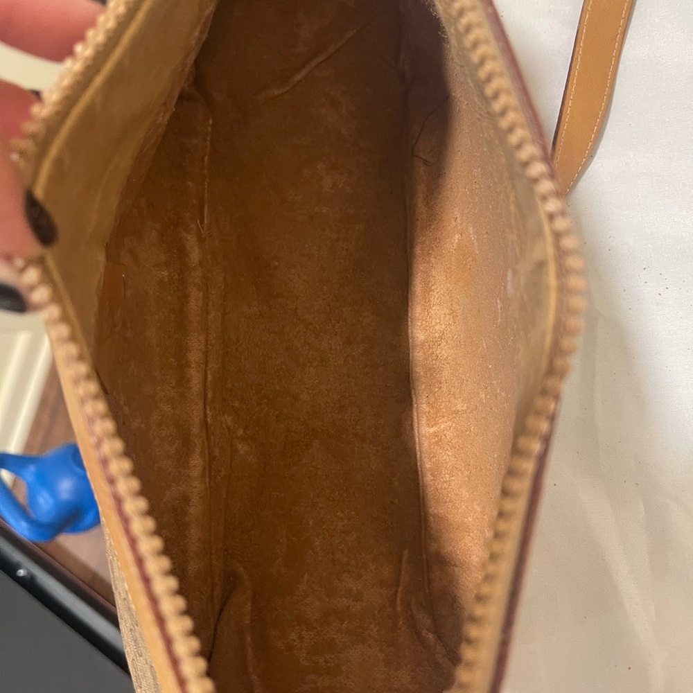 Gucci Vintage 1970’s-1980’s C monogram Call outs are peeling on inside and strap - Picture 9 of 14